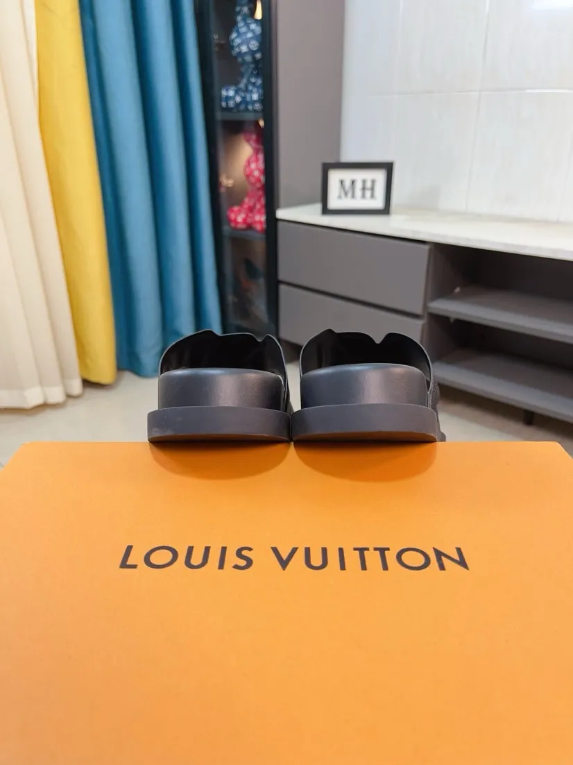 Men's shoes💰300🌹🌹【LV】Multi-color new men's slippers, original top-quality version, original special cowhide with pebbled embossing➕sheepskin on the inner and side, non-slip combination sole, more stable walking, more comfortable and lightweight, high-end and generous, size: 38~44